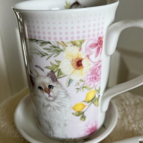 Adorable Kitten/Floral cup and saucer set - Picture 3 of 11